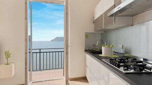 Fridge, microwave, dishwasher - Welcome to Oltremare, a beautiful residence with a breathtaking panoramic sea view for an unforgettable stay. Perfect for a romantic getaway, a family holiday or a relaxing break, Oltremare will welcome you with its modern and refined décor, designed to (Manarola)