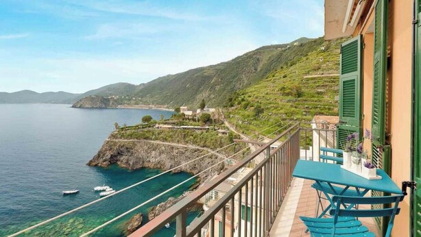 Outdoor dining - Welcome to Oltremare, a beautiful residence with a breathtaking panoramic sea view for an unforgettable stay. Perfect for a romantic getaway, a family holiday or a relaxing break, Oltremare will welcome you with its modern and refined décor, designed to (Manarola)