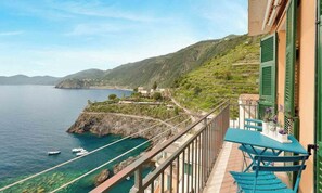 Outdoor dining - Welcome to Oltremare, a beautiful residence with a breathtaking panoramic sea view for an unforgettable stay. Perfect for a romantic getaway, a family holiday or a relaxing break, Oltremare will welcome you with its modern and refined décor, designed to (Manarola)