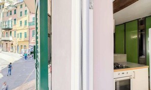 Property grounds - Lo Scrigno di Memè, in the heart of Riomaggiore, is the perfect refuge for those who want to immerse themselves in the beauty and culture of Liguria, without sacrificing comfort and convenience. The interiors are spacious and bright, with modern design  (Riomaggiore)
