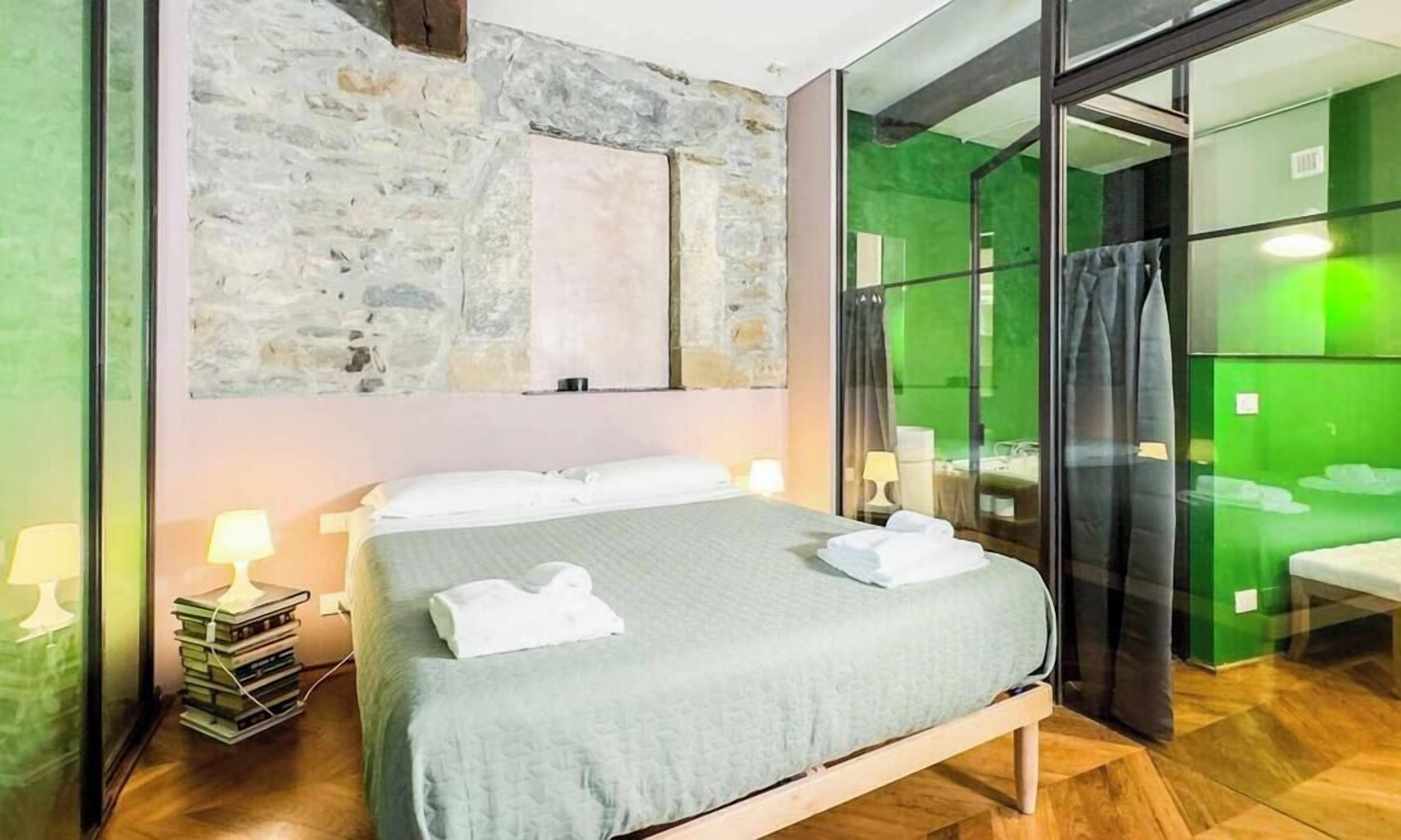 1 dormitorio y tabla de planchar con plancha