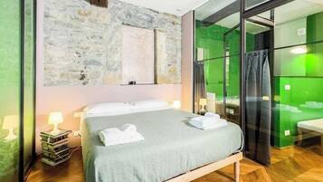 1 dormitorio y tabla de planchar con plancha