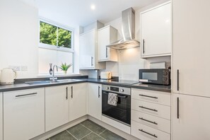 Fridge, microwave, oven, stovetop - Reservoir Residence • 3-Bed Home & Nearby Parking (Birmingham)