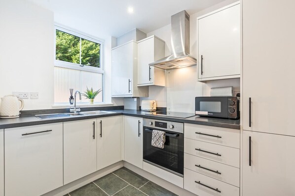 Kylskåp, mikrovågsugn, ugn och spishäll