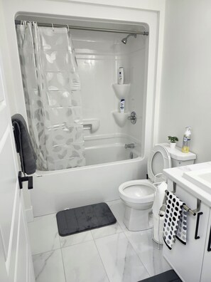 Haartrockner, Handtücher, Seife, Shampoo