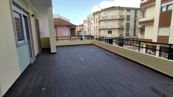 Apartment, 2 Bedrooms, Balcony | Property grounds