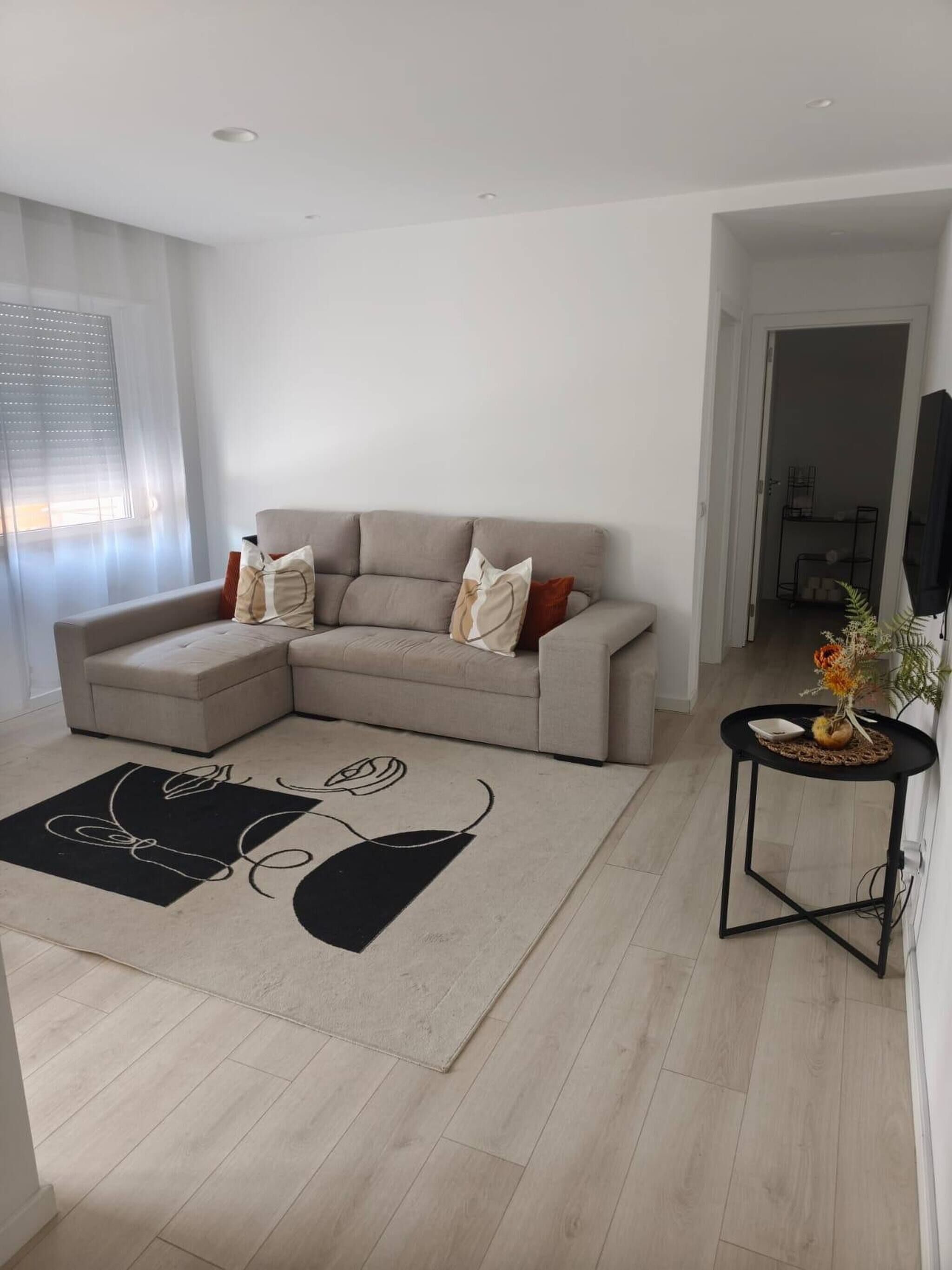 شقة - غرفتا نوم - بشرفة | غرفة المعيشة