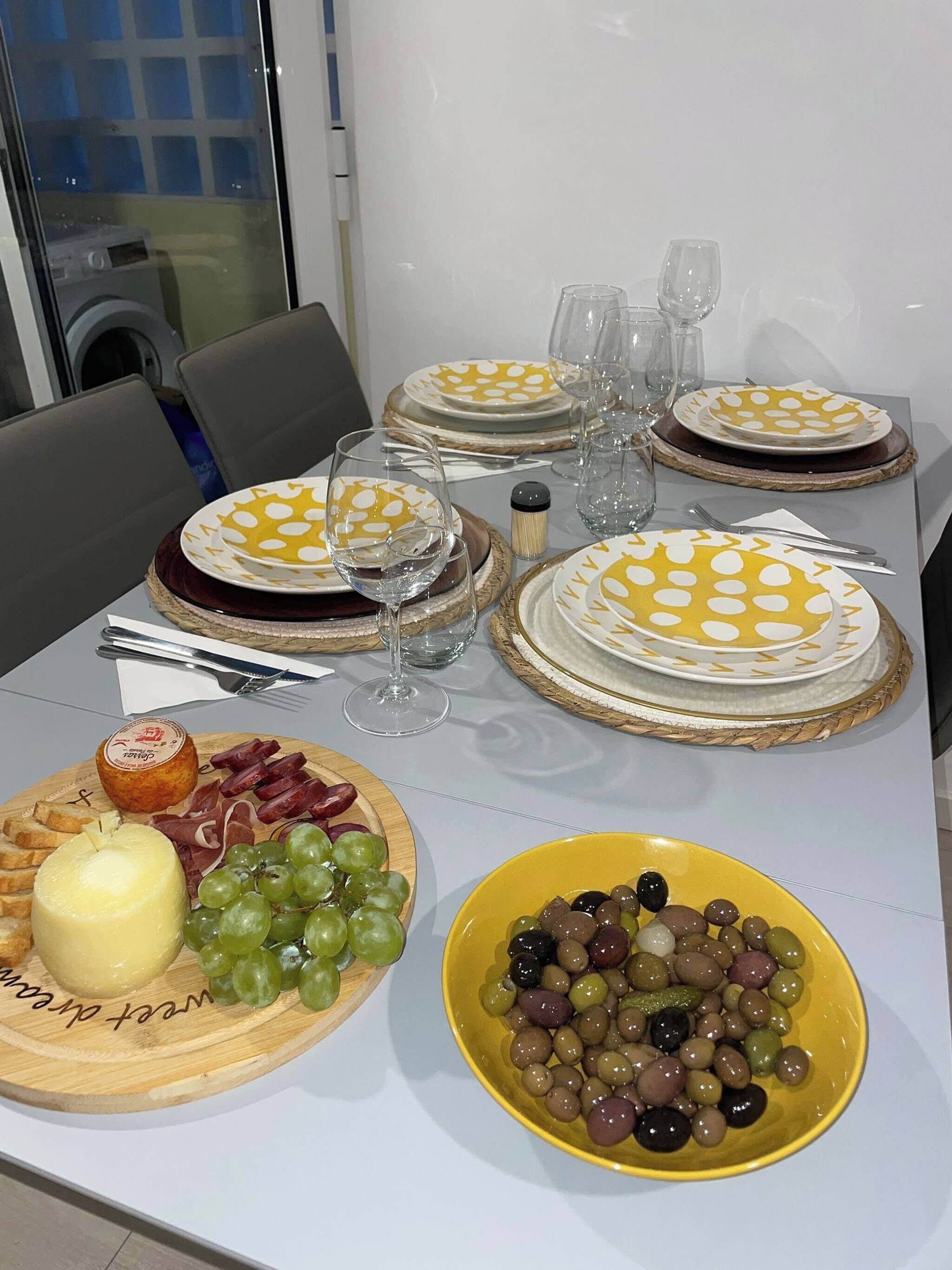 Apartemen, 2 kamar tidur, balkon | Tempat makan