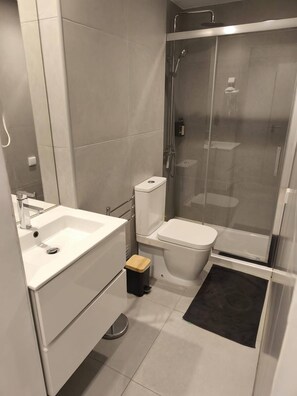 Appartement, 2 slaapkamers, balkon | Badkamer
