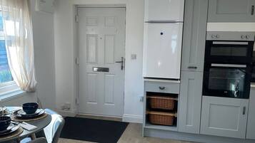 Apartment, 2 Bedrooms | Dining