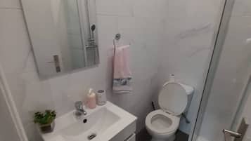 Apartment, 3 Bedrooms | Bathroom