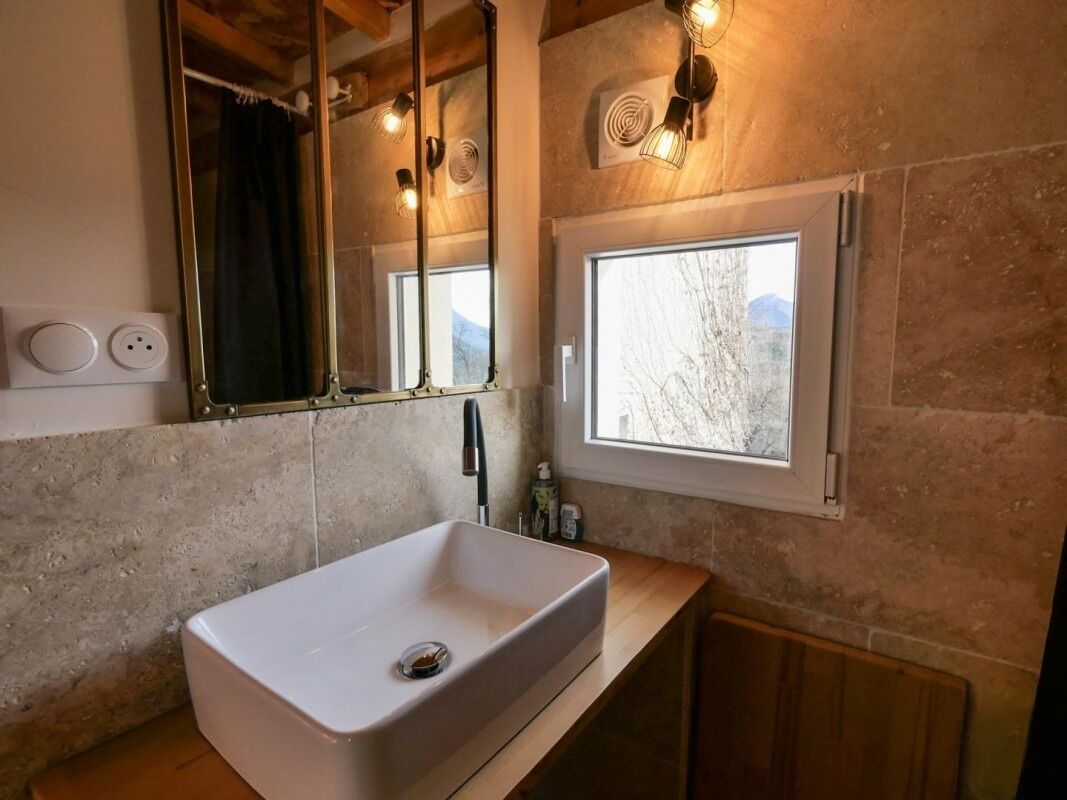 Douche, sèche-cheveux, serviettes fournies, savon