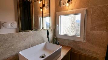 Een douche, een haardroger, handdoeken, zeep