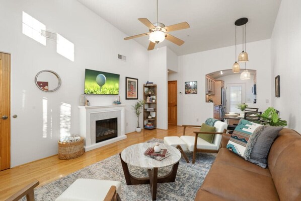 TV, books - 2BR Sedona Escape with BBQ & Scenic Views (Sedona)