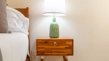 Bureau, fer et planche à repasser, lit parapluie, Wi-Fi