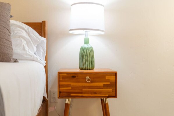 Escritorio, tabla de planchar con plancha, cuna de viaje y wifi 