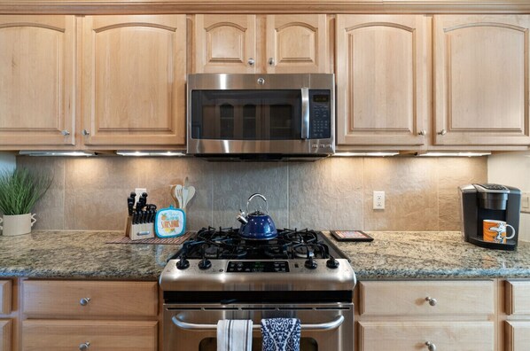 Fridge, microwave, oven, stovetop - 2BR Sedona Escape with BBQ & Scenic Views (Sedona)