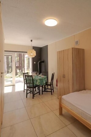 Dining - Ośrodek La La Las - domki letniskowe w lesie nad jeziorem (Bytnica)