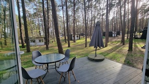 Premium Cottage 2 rooms with terrace | Terrace/patio - Ośrodek La La Las - domki letniskowe w lesie nad jeziorem (Bytnica)