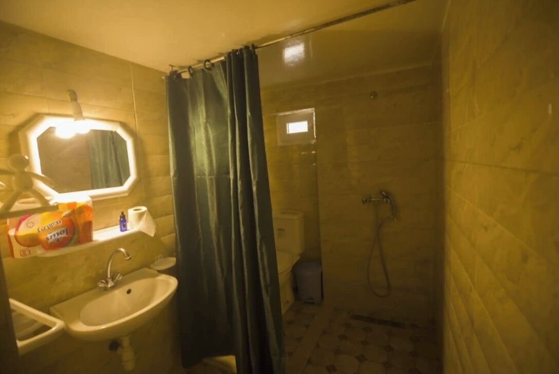 Haartrockner, Handtücher, Seife, Toilettenpapier