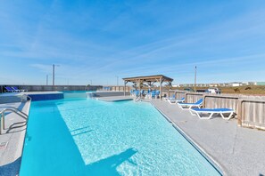 Pool - Enjoy the sun rise in the morning and breath in the sea air during the day on th (Port Aransas)