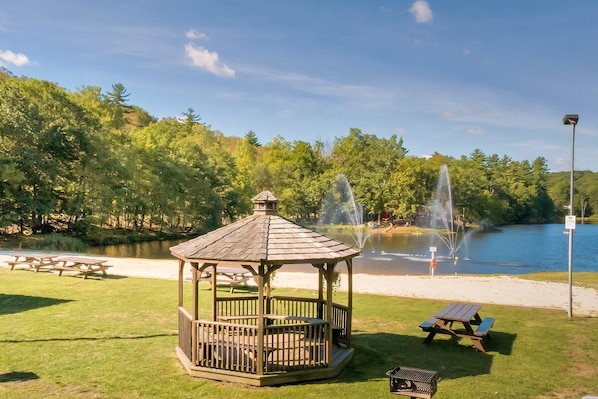 Property grounds - Chalet | Hot Tub | Lakes | Firepit | Game Loft | Pools (East Stroudsburg)