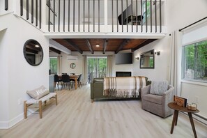 Smart TV, fireplace, video games - Chalet | Hot Tub | Lakes | Firepit | Game Loft | Pools (East Stroudsburg)