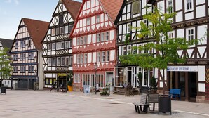 Een typisch Europees straatje met vakwerkhuizen en een heldere lucht.
