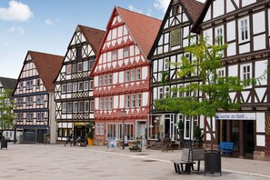 Een typisch Europees straatje met vakwerkhuizen en een heldere lucht.