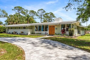 Exterior - Grand Tortuga: Spacious Coastal Home! W/Bikes&BBQ (Jacksonville Beach)
