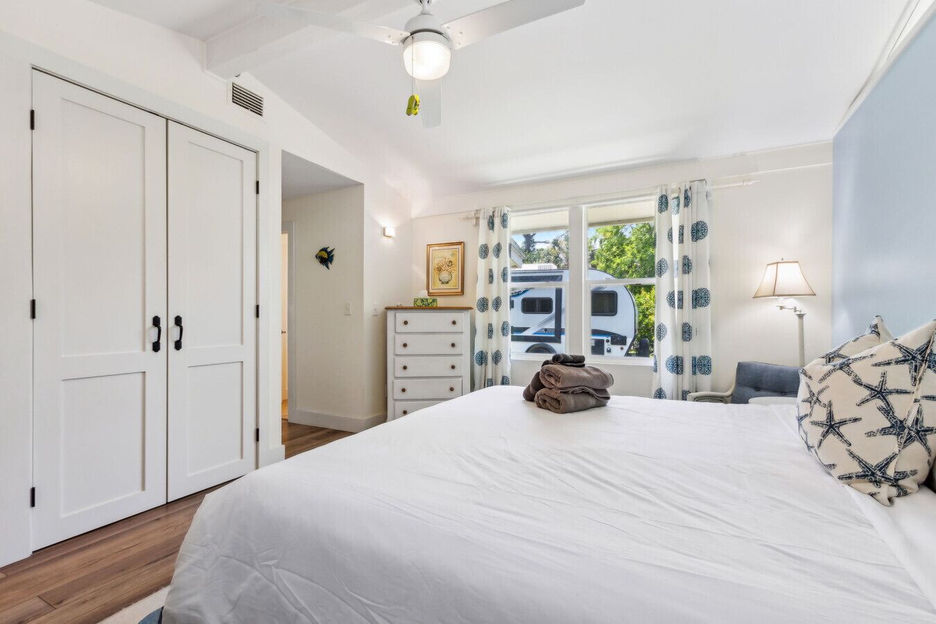 Una scrivania, ferro/asse da stiro, Wi-Fi, lenzuola