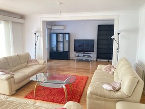 Living room - Modern and Spacious 6 Bedroom House (Eastleigh)