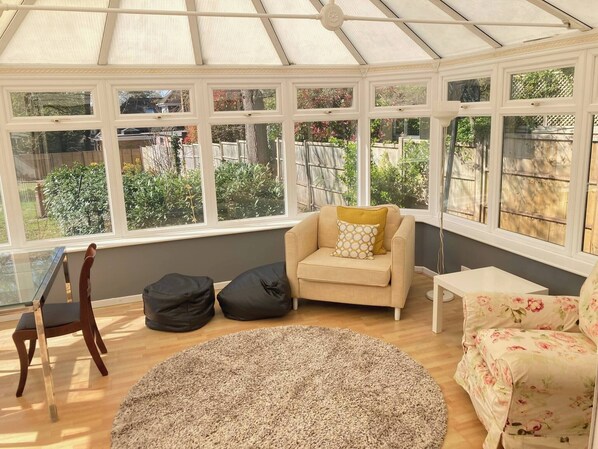 Living area - Modern and Spacious 6 Bedroom House (Eastleigh)