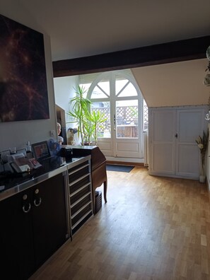 Lobby - Bright, through-roof apartment in the heart of the 6th arrondissement, with GARAGE! (Lyon)