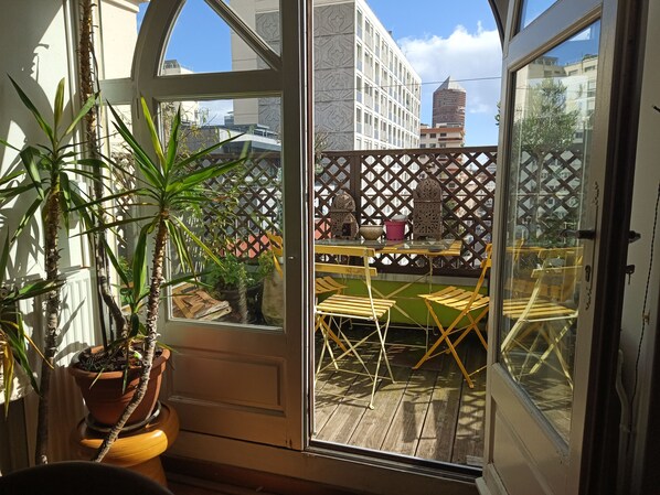 Dining - Bright, through-roof apartment in the heart of the 6th arrondissement, with GARAGE! (Lyon)