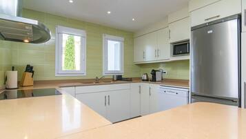 Frigorífico, microondas, horno y placa de cocina