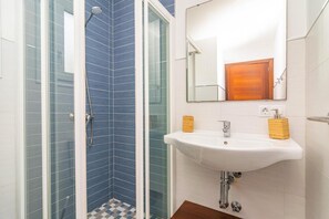 Shower, hair dryer, towels - Villa 'Blanca' with Private Pool, Wi-Fi and Air Conditioning (Felanitx)