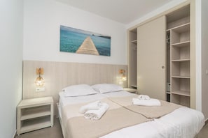 Iron/ironing board, WiFi, bed sheets