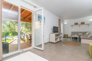 TV - Villa 'Blanca' with Private Pool, Wi-Fi and Air Conditioning (Felanitx)