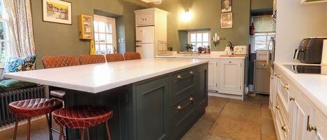 Lave-vaisselle, batterie de cuisine, vaisselle et ustensiles