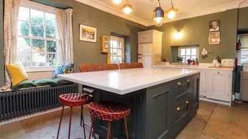 Dishwasher, cookware/dishes/utensils