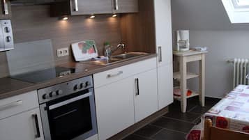 Een koelkast, een magnetron, een oven, een kookplaat