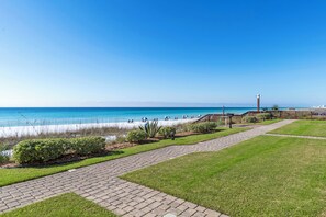 Property grounds - Destin Beautiful Ground Floor Beach Front Condo, 10 - Coral Reef Club (Destin)