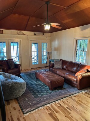 Smart TV - Pinecrest Lodge; Lakefront Retreat in the Waltonian Islands Hague on Lake George (Hague)