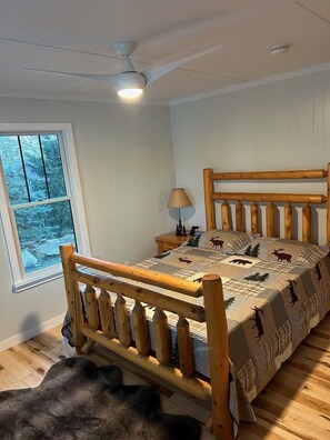 5 bedrooms, free WiFi - Pinecrest Lodge; Lakefront Retreat in the Waltonian Islands Hague on Lake George (Hague)