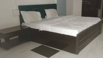 Habitación Deluxe doble, vistas a la ciudad | Espacio para trabajar con un portátil