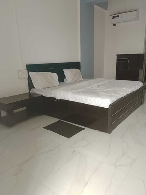 Deluxe Double Room, City View | Laptop workspace - Hotel Krishna Rooms (Mangrol)