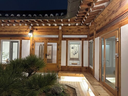 (NEW OPEN)  종로구에 위치한 최고의 위치 100년된  한옥숙소-경복궁 10분거리