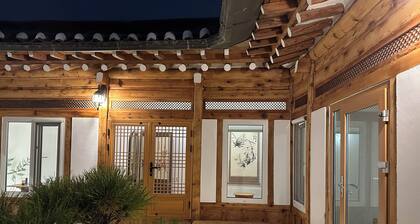 (NEW OPEN) 종로구에 위치한 최고의 위치 100년된 한옥숙소-경복궁 10분거리