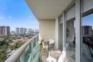 Property grounds - Modern 1-Bedroom Condo Steps from the Beach (Sunny Isles Beach)